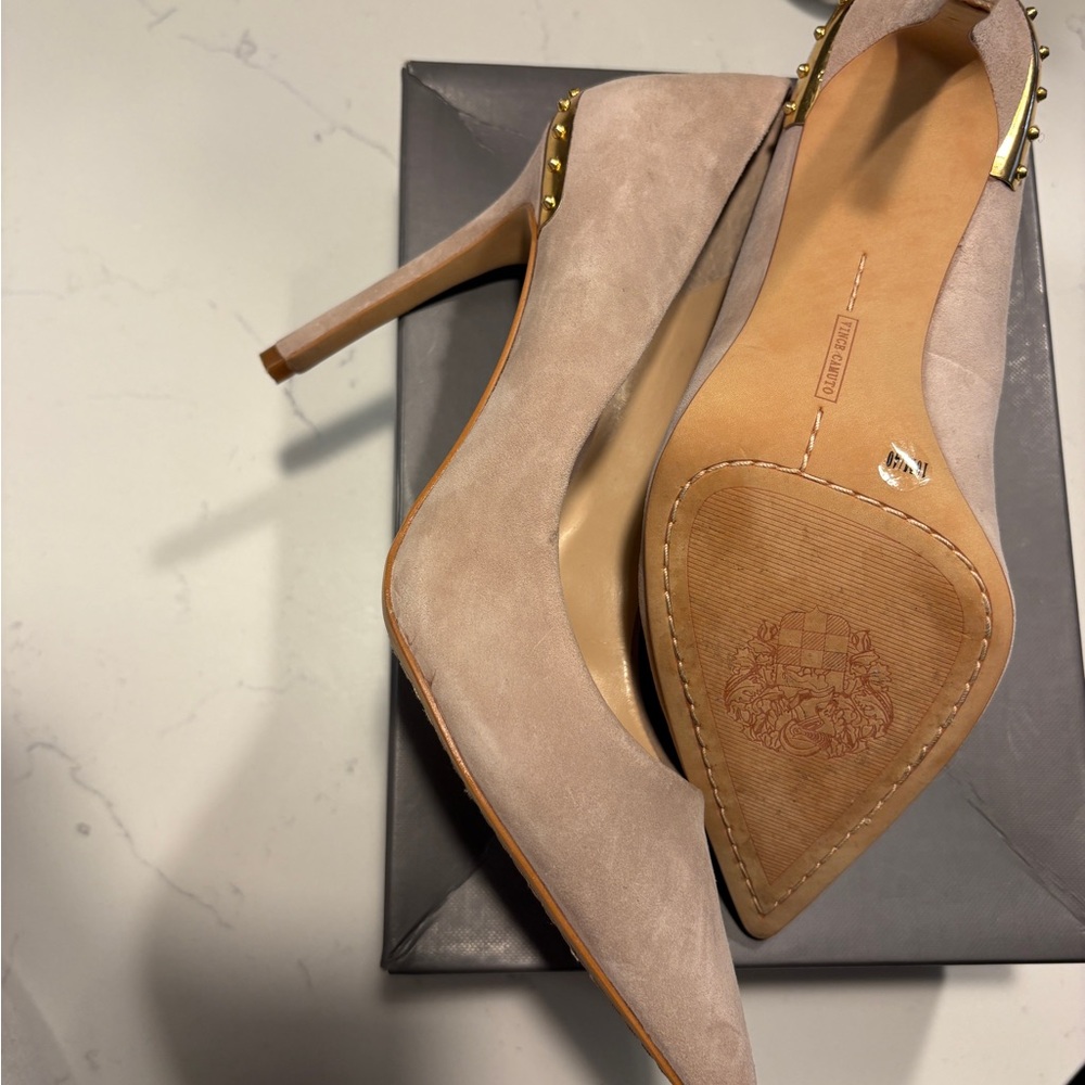 Women’s Elegant Delicately Worn Vince Camuto Beige Stiletto heels. (Worn Once)